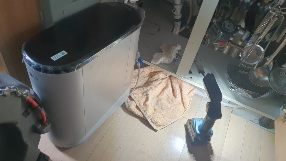 싱크대 하부 작업 현장